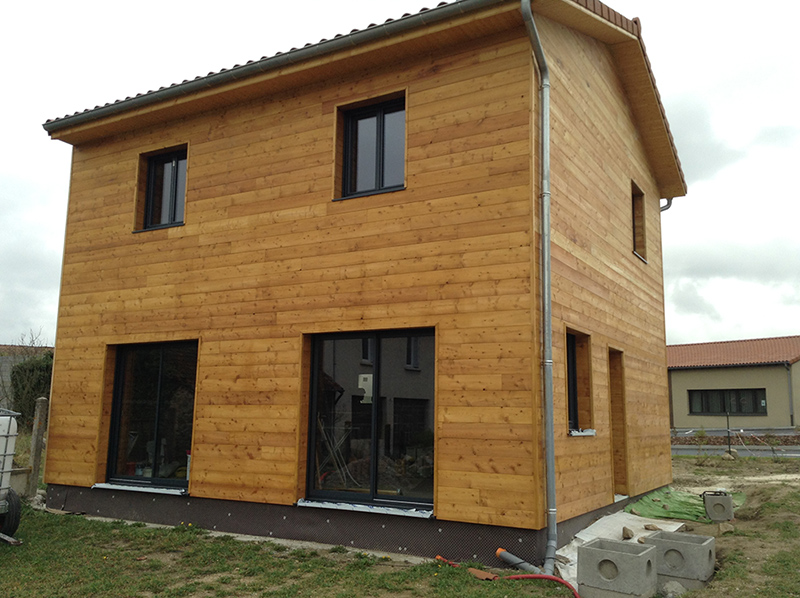 Porte-fenêtre et fenêtre assorties sur maison BBC bois par Porte fenêtre et volets assortis design réalisés par BPSC Océane